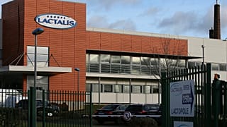 صورة أرشيفية - تُظهر هذه الصورة الأرشيفية، التي التُقطت في 11 ديسمبر/كانون الأول 2017، مقر مجموعة لاكتاليس في لافال، غرب فرنسا. (صورة من وكالة أسوشيتد برس/ديفيد فنسنت)