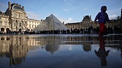يصطف الناس لدخول متحف اللوفر يوم الاثنين، 27 أكتوبر 2025، في باريس.