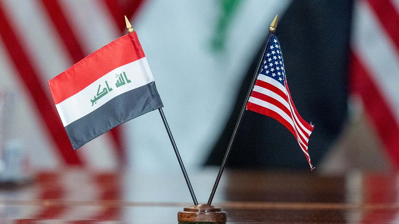 أعلام العراق والولايات المتحدة على الطاولة خلال اجتماع بين وزير الدفاع لويد أوستن ووزير الدفاع العراقي محمد العباسي في البنتاغون، يوم الثلاثاء 23 يوليو/تموز 2024، في واشنطن.