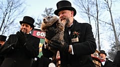 مسؤول الرعاية في نادي المرموط "A.J. Dereume" يحمل "Punxsutawney Phil"، المرموط الذي يتنبأ بالطقس.