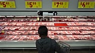 Li Chuanliang, ex funzionario cinese, fa la spesa di carne in un supermercato di Midland, in Texas, il 20 gennaio 2025. (Foto AP/Rebecca Blackwell)