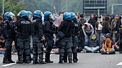 Agenti della polizia intervengono contro manifestanti a supporto di Gaza e della Freedom Flotilla a Milano lo scorso ottobre