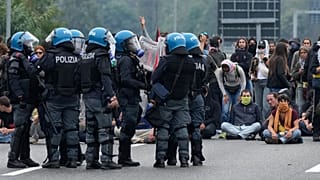 Agenti della polizia intervengono contro manifestanti a supporto di Gaza e della Freedom Flotilla a Milano lo scorso ottobre