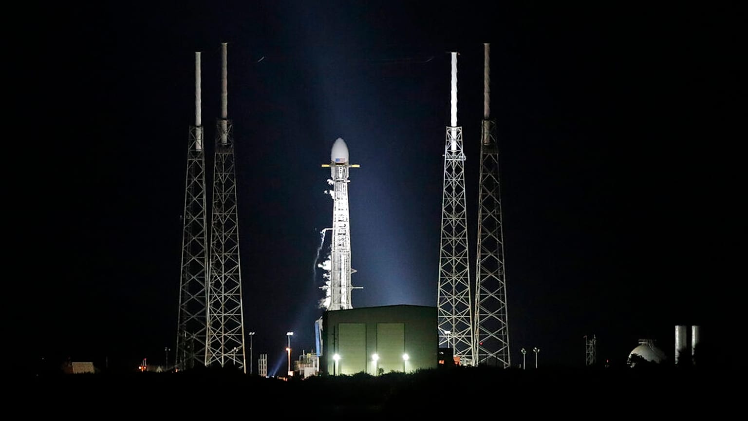 صاروخ "Falcon 9" التابع لشركة SpaceX، محمّلًا بـ60 قمرًا صناعيًا من شبكة ستارلينك.