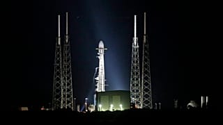 صاروخ "Falcon 9" التابع لشركة SpaceX، محمّلًا بـ60 قمرًا صناعيًا من شبكة ستارلينك.