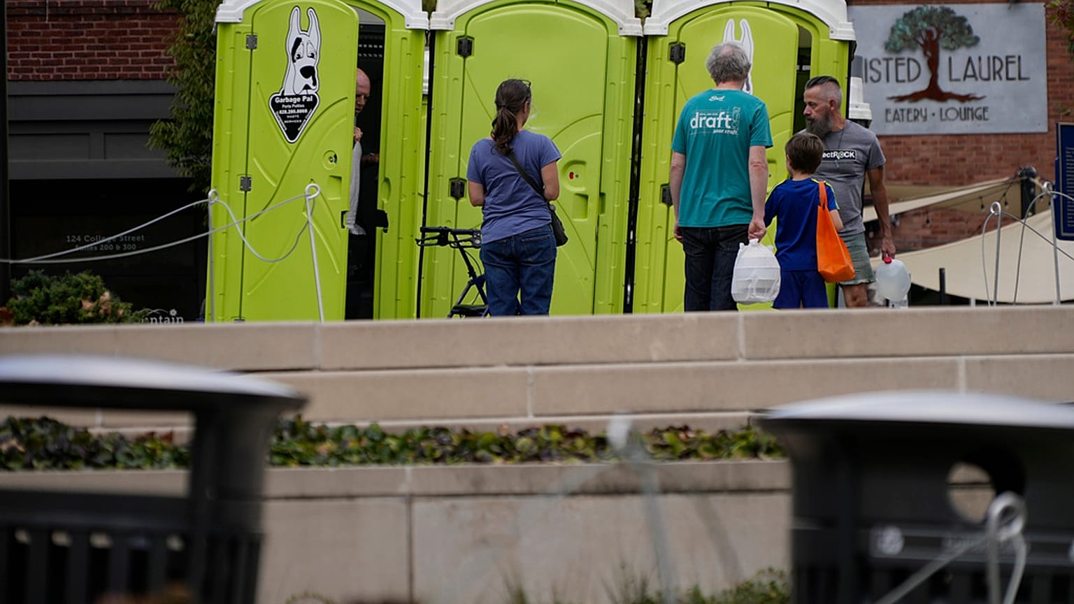 أشخاص يستخدمون مراحيض عامة