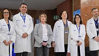 El equipo médico y la paciente.