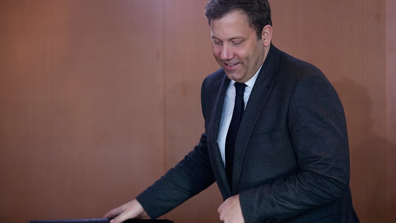 Vizekanzler Lars Klingbeil trifft zur Kabinettssitzung im Bundeskanzleramt in Berlin ein, Mittwoch, 5. November 2025.