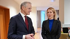 Premier Norwegii Jonas Gahr Store (z lewej) i szefowa MSZ UE Kaja Kallas rozmawiają podczas spotkania w Oslo w poniedziałek 2 lutego 2026 r.