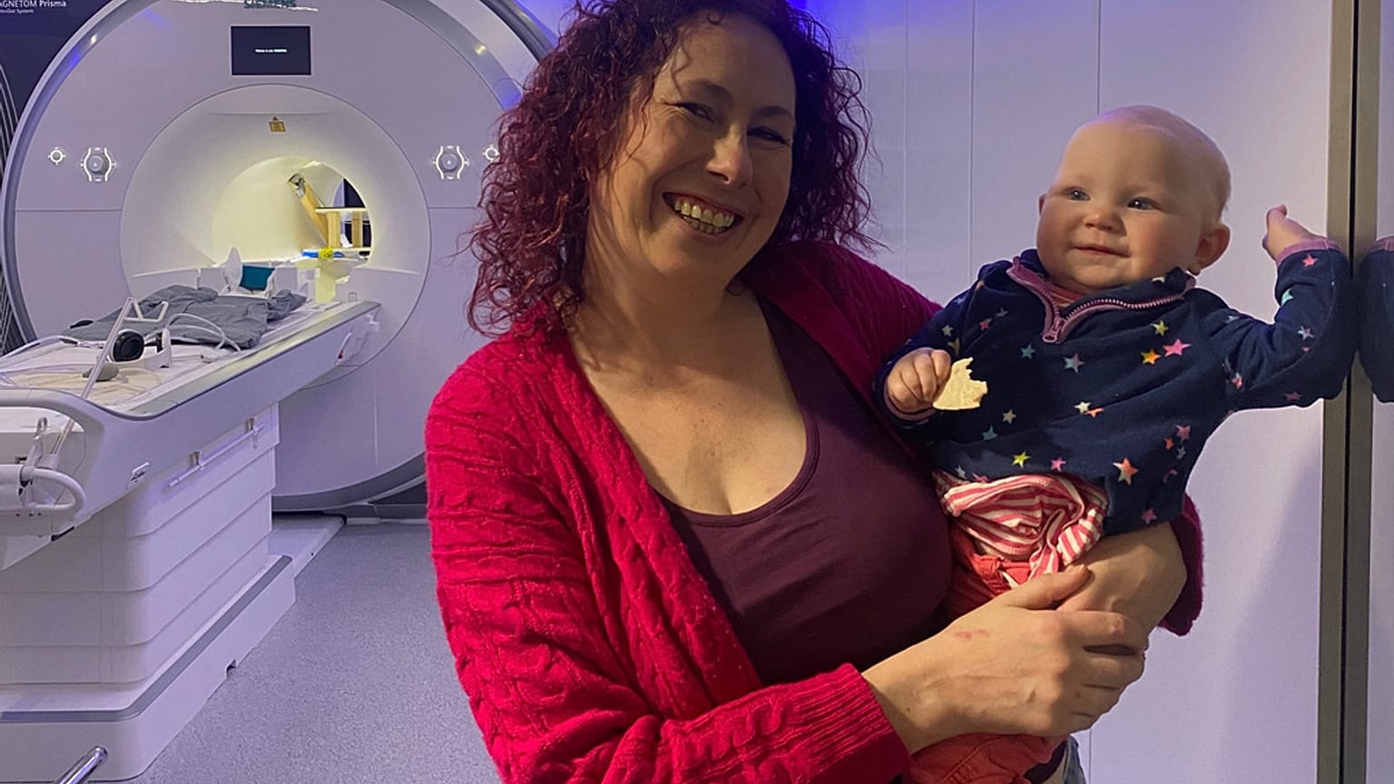 İrlanda'nın başkenti Dublin'de yer alan Trinity College Nörobilim Enstitüsü'nde Blaise bebek, annesi Mary ile beraber.