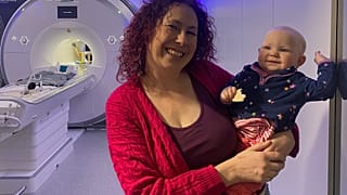 İrlanda'nın başkenti Dublin'de yer alan Trinity College Nörobilim Enstitüsü'nde Blaise bebek, annesi Mary ile beraber.