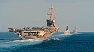 حاملة الطائرات USS Abraham Lincoln، على اليسار، والمدمرة الدفاعية الجوية HMS Defender والمدمرة الصاروخية الموجهة USS Farragut وهي تعبر مضيق هرمز مع الطراد الصاروخي الموجه USS 