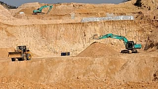 İş makineleriyle Çin'in Jiangxi eyaletinde nadir toprak elementleri arayan işçiler.