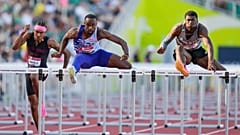 Grand Slam Track'in Oregon'daki etkinliğinde koşulan 'Erkekler 110 metre engelli' yarışından bir görsel.