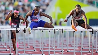 Grand Slam Track'in Oregon'daki etkinliğinde koşulan 'Erkekler 110 metre engelli' yarışından bir görsel.