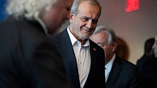 أرشيف – مسعود بزشكيان، رئيس إيران، يحضر اجتماع الجمعية العامة للأمم المتحدة في مقر الأمم المتحدة، في 25 سبتمبر/أيلول 2025