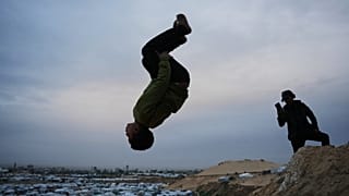 أطفال يمارسون رياضة الباركور في دير البلح، وسط قطاع غزة، الأحد 1 فبراير/شباط 2026. 