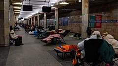 Des personnes se réfugient dans une station de métro, utilisée comme abri anti-bombes, lors d’une attaque de drones russes à Kiev.