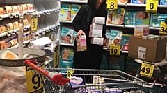 Die Apothekerin Deborah Cohen nimmt am Donnerstag, den 21. Dezember 2017, in Paris Dosen mit Babymilch zurück.