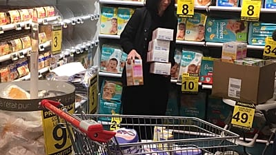 La pharmacienne Deborah Cohen retire des boîtes de lait pour bébés à Paris, le jeudi 21 décembre 2017