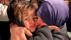 Ηλικιωμένη γυναίκα αγκαλιάζει τον εγγονό της μετά την άφιξή της στο Χαν Γιουνίς από το συνοριακό πέρασμα της Ράφα