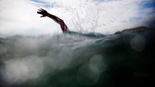 جارود بورت يشارك في سباق السباحة الماراثونية الأولمبية على شاطئ كوباكابانا في ريو، 16 أغسطس 2016.