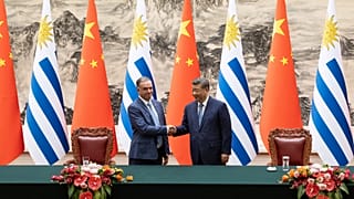 Il presidente cinese Xi Jinping accoglie il presidente uruguaiano Yamandú Orsi a Pechino
