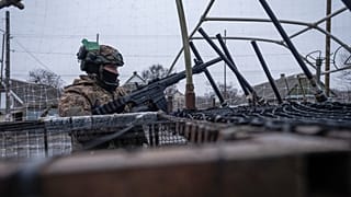 يستعد جندي داخل مركبة لإسقاط طائرات مسيرة روسية من طراز FPV في منطقة دونيتسك، أوكرانيا، يوم السبت 31 يناير 2026. (إيرينا ريباكوفا/اللواء الآلي 93 الأوكراني عبر وكالة أسوشيتد ب