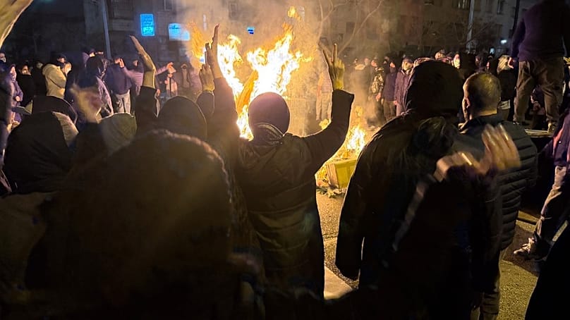 Auf diesem Foto der AP nehmen Iraner am Freitag, dem 9. Januar 2026, an einer regierungsfeindlichen Demonstration in Teheran, Iran, teil