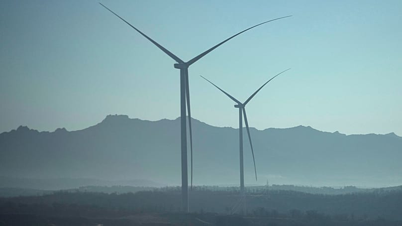Turbine eoliche viste da un treno da Pechino a Shenyang, nella Cina nordoccidentale, il 3 gennaio 2026. 