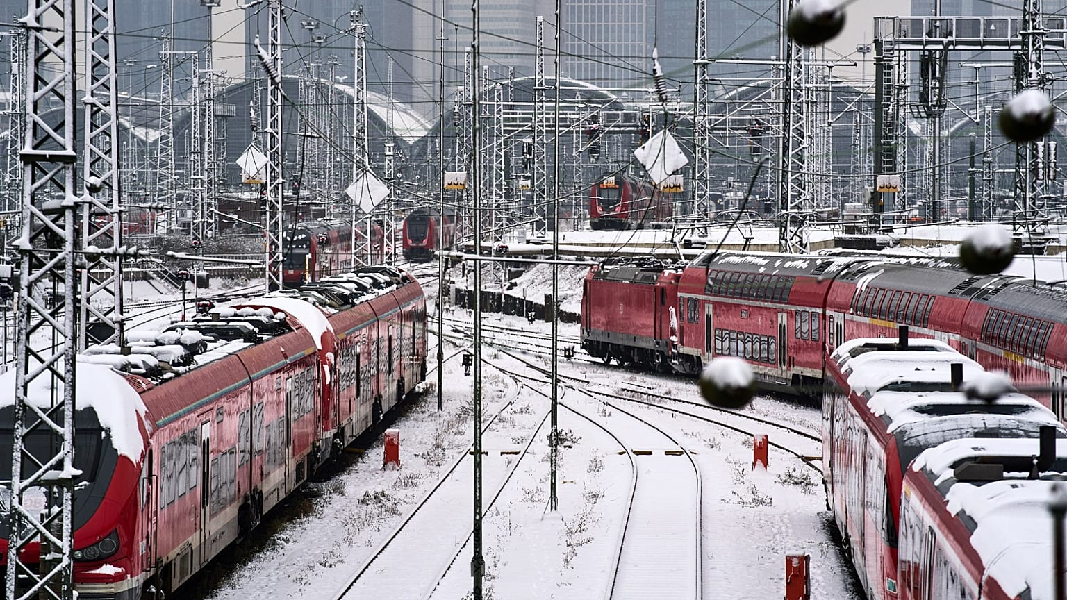 Pociągi zaparkowane przed dworcem centralnym po nocnych opadach śniegu we Frankfurcie w Niemczech, zdjęcie poglądowe. (AP Photo/Michael Probst)