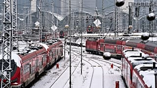 Pociągi zaparkowane przed dworcem centralnym po nocnych opadach śniegu we Frankfurcie w Niemczech, zdjęcie poglądowe. (AP Photo/Michael Probst)
