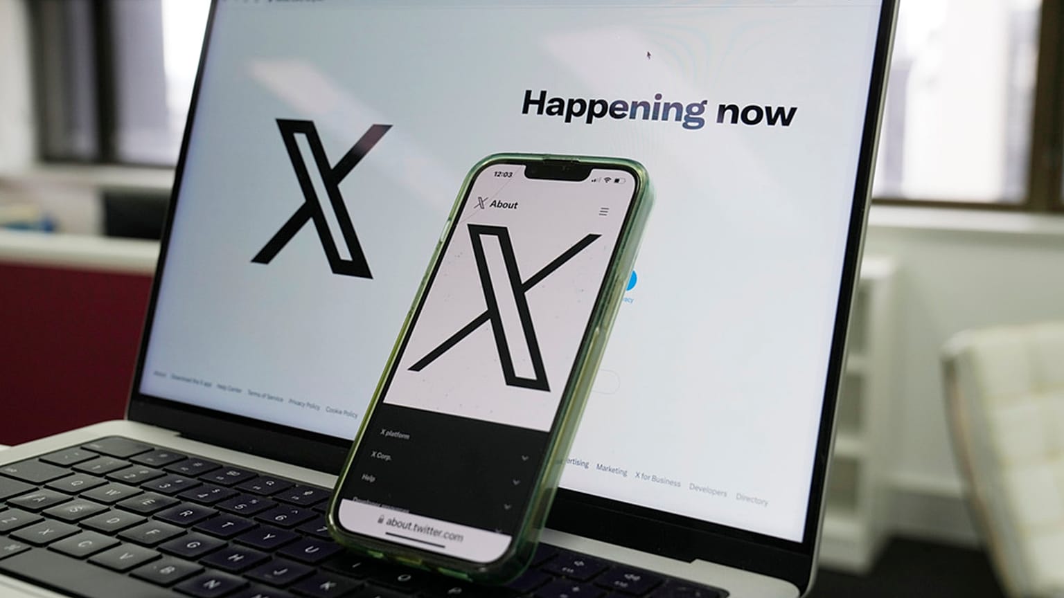 DATEI: Die erste Seite von X wird auf einem Computer und einem Telefon angezeigt, 16. Oktober 2023 in Sydney. 