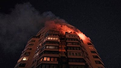 Le personnel des services d'urgence s'efforce d'éteindre un incendie dans un immeuble d'habitation à la suite d'une attaque russe à Kiev, le 3 février 2026.