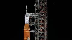 Ο πύραυλος SLS Artemis II της NASA με το σκάφος Orion φαίνεται στην εξέδρα 39Β του Διαστημικού Κέντρου Κένεντι, Κυριακή 1 Φεβρουαρίου 2026.