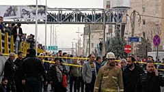 Πλήθος κόσμου έχει συγκεντρωθεί παρακολουθώντας τη μεγάλη πυρκαγιά που μαίνεται στην αγορά Τζάννατ, στο δυτικό τμήμα της Τεχεράνης.