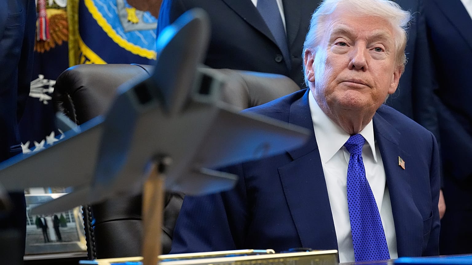 يستمع الرئيس دونالد ترامب إلى سؤال من أحد الصحفيين أثناء حديثه في المكتب البيضاوي بالبيت الأبيض، يوم الاثنين 2 فبراير/شباط 2026، في واشنطن. (صورة من أ ب/أليكس براندون)