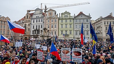 Pessoas reúnem-se para apoiar o presidente checo Petr Pavel na Praça da Cidade Velha em Praga, República Checa, domingo, 1 de fevereiro de 2026