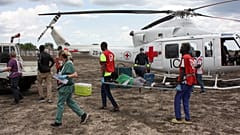 FILE - Il personale medico del Comitato internazionale della Croce Rossa (CICR) e della Croce Rossa del Sud Sudan trasporta un ferito su un'ambulanza ad Akobo, in Sud Sudan.