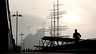 Ein Mann joggt am Hamburger Hafen.