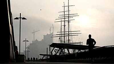 Un homme fait son jogging sur le port de Hambourg, en Allemagne