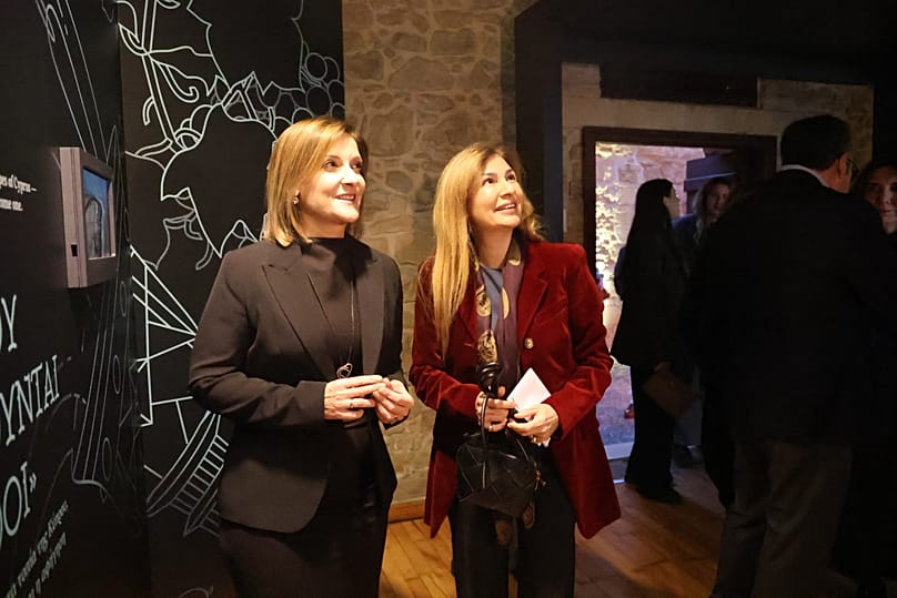Η Πρώτη Κυρία της Κυπριακής Δημοκρατίας ξεναγείται από την Διευθύντρια του Γραφείου Τύπου και Πληροφοριών στην έκθεση