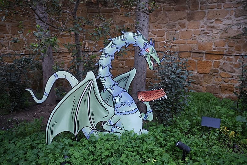 Κεντρικό στοιχείο της έκθεσης αποτελούν οι μυθικές μορφές της κυπριακής λαογραφίας