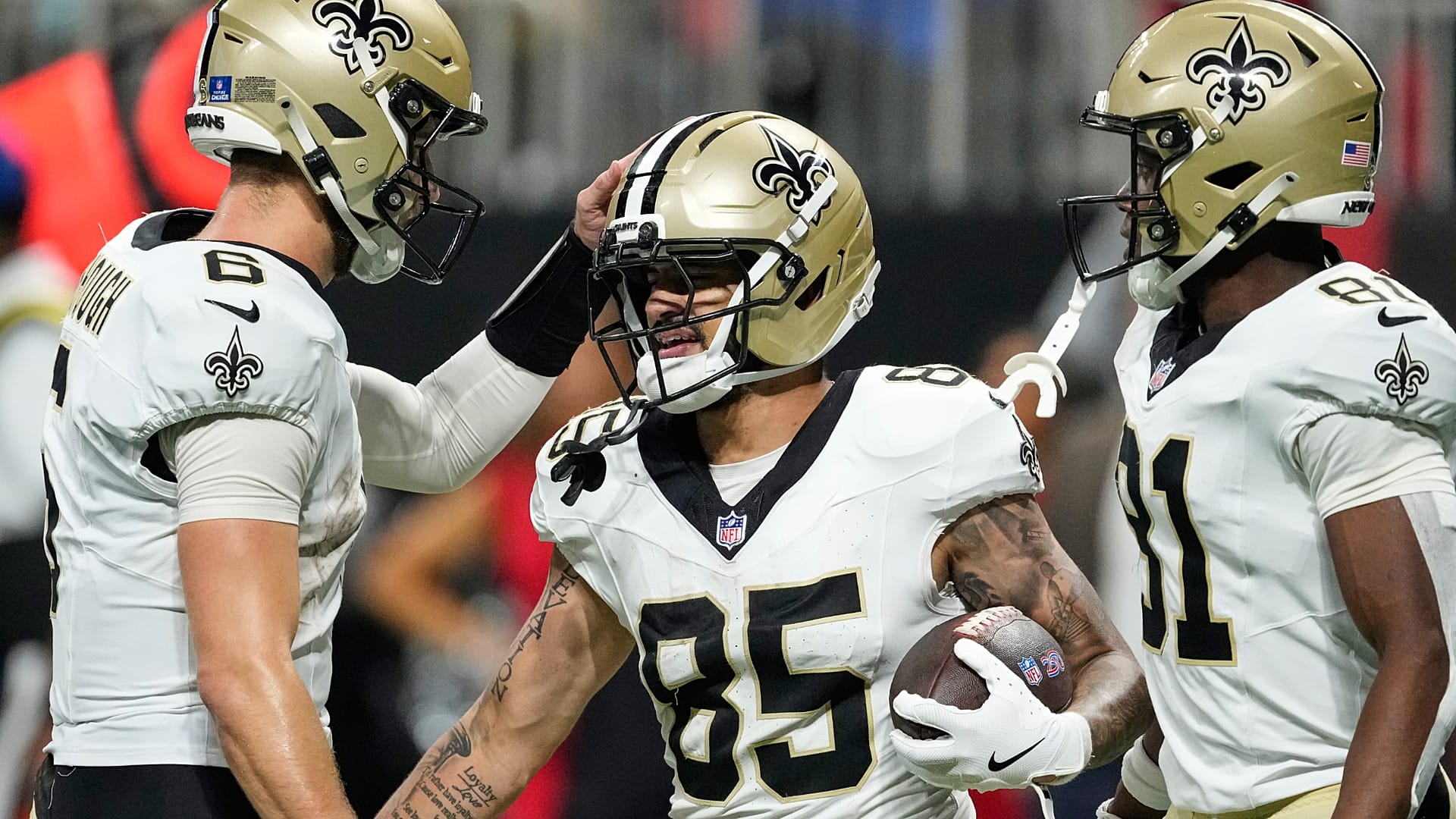 El receptor abierto de New Orleans Saints celebra un touchdown en partido de la NFL ante Atlanta Falcons, domingo cuatro de enero de 20