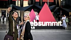 Δύο συμμετέχοντες ποζάρουν έξω από το Web Summit Qatar.