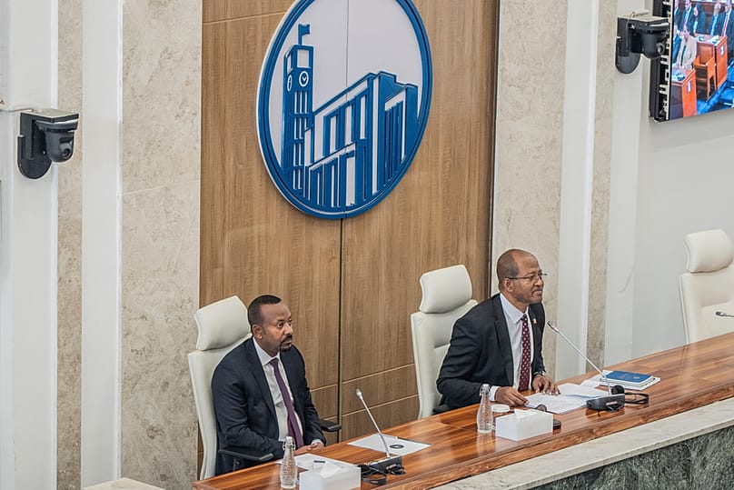 رئيس وزراء إثيوبيا آبي أحمد، يرافقه رئيس البرلمان الإثيوبي، تاغيسه تشافو، خلال كلمة أمام البرلمان في أديس أبابا، بتاريخ 3 فبراير 2026.