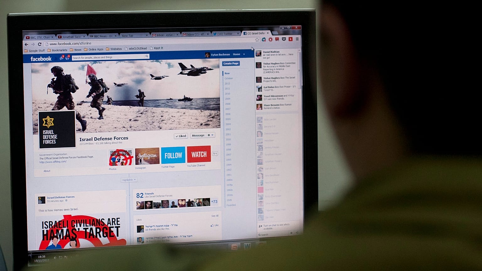 جندي إسرائيلي يتابع صفحة الجيش على فيسبوك، 15 نوفمبر 2012.