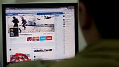 جندي إسرائيلي يتابع صفحة الجيش على فيسبوك، 15 نوفمبر 2012.