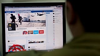جندي إسرائيلي يتابع صفحة الجيش على فيسبوك، 15 نوفمبر 2012.