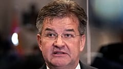 FILE: Посланник Европейского союза Мирослав Лайчак выступает перед СМИ после встречи с президентом Сербии Александром Вучичем в Белграде, Сербия, пятница, 20 января 2023 года. 